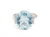 un gros plan d'une bague sertie d'une topaze bleue et de diamants