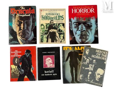 un grand nombre de livres posés sur une table