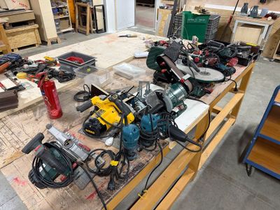 de nombreux outils posés sur un établi dans un atelier