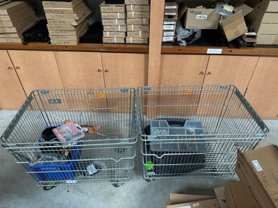 deux cages métalliques placées l'une à côté de l'autre