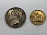 un gros plan d'une pièce de monnaie et d'une pièce sur laquelle figure une image