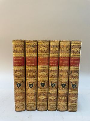 un ensemble de cinq livres anciens avec couvertures dorées