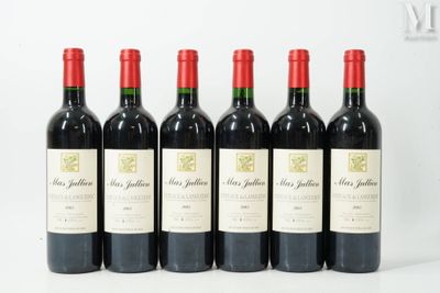 six bouteilles de vin rouge alignées