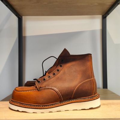 une photo d'une paire de bottes marron posées sur une étagère