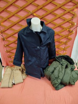 un mannequin habillé, allongé sur un lit dans une chambre