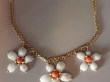 gros plan d'un collier et de boucles d'oreilles sur une surface blanche