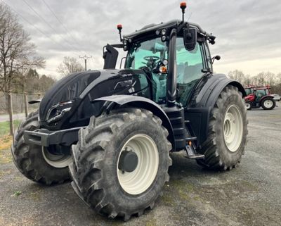 un tracteur garé sur le bord de la route
