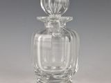 un flacon de parfum en verre transparent muni d'un bouchon en verre sur le dessus
