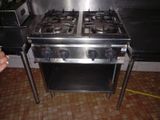 une cuisinière à deux feux dans une cuisine