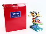 figurines de Mickey et Minnie Mouse dans une boîte rouge