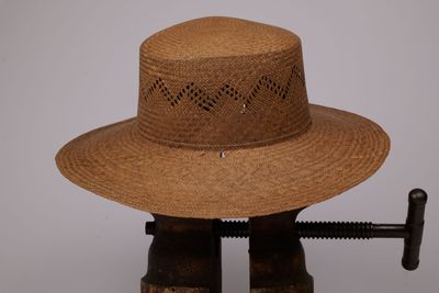 un chapeau posé sur une pince
