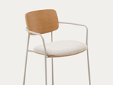 une image représentant une chaise avec une assise et un dossier en bois