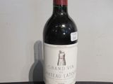 une bouteille de vin posée sur une table