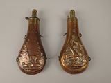 une paire de calebasses en laiton ancien sur fond blanc