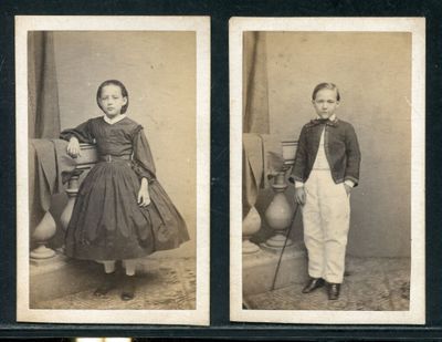 deux vieilles photos en noir et blanc représentant un jeune garçon et une jeune fille
