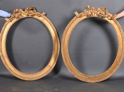 paire de cadres à photos ovales anciens en or, ornés de fleurs et de feuilles