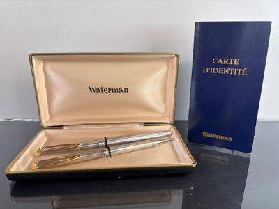 une boîte avec un stylo et une boîte sur laquelle est posé un livre