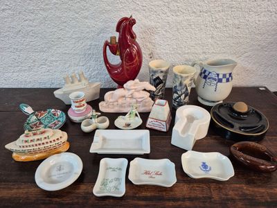 une table sur laquelle se trouvent de nombreux objets différents
