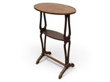 une table en bois surmontée d'une étagère
