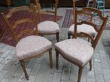 quatre chaises en bois avec un revêtement rose, un revêtement rose, un revêtement rose, un revêtement rose, un revêtement rose, un revêtement rose, un revêtement rose, un revêtement rose, un revêtement rose