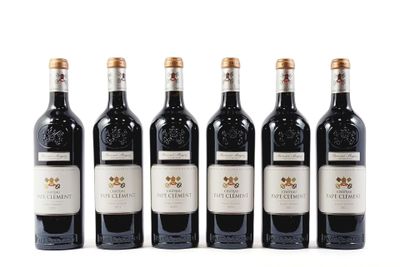 six bouteilles de vin sont alignées sur une surface blanche