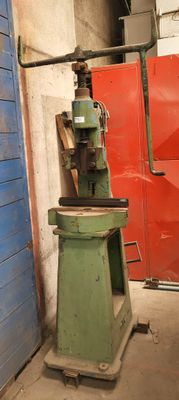 une machine qui se trouve dans une pièce à côté d'une porte rouge
