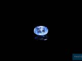 gros plan d'un diamant bleu sur une surface noire