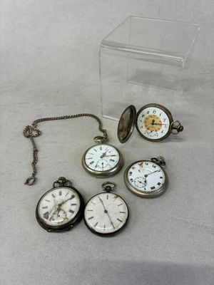 tout un tas de montres de poche posées sur une table