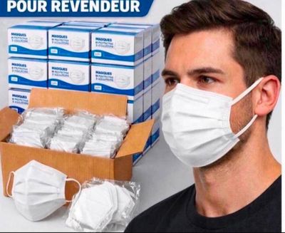 un homme portant un masque à côté d'une boîte de masques