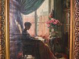 une peinture à l'huile représentant une femme assise sur une chaise devant une fenêtre
