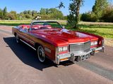 une Cadillac rouge garée sur le bord de la route