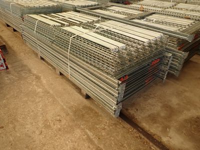 de nombreuses piles de barres d'acier empilées les unes sur les autres dans un entrepôt