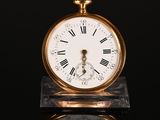 une horloge en or avec des chiffres romains