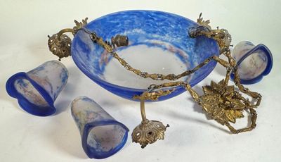un bol en verre bleu orné de motifs dorés