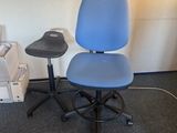 une chaise de bureau bleue placée devant une fenêtre