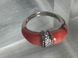 une bague en argent sertie d'une pierre de couleur corail