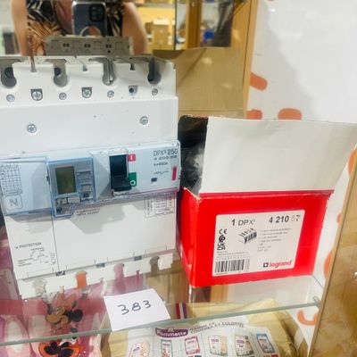 quelqu'un en train de prendre une photo d'un présentoir d'appareils électriques dans une vitrine