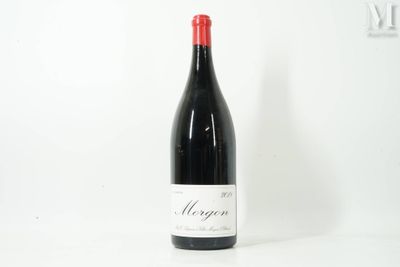 la bouteille de vin rouge est posée sur une surface blanche