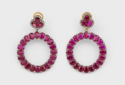 une paire de boucles d'oreilles en rubis et diamants