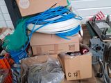 un tas d'objets divers éparpillés par terre dans un garage