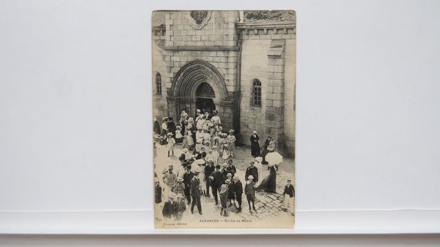 Auzances Sortie de Messe. Petit manque de papier au verso.Carte r...