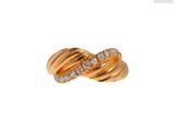 gros plan d'une bague en or avec des diamants sur fond blanc