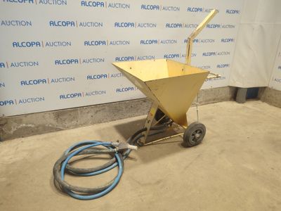 un petit chariot muni d'un tuyau et auquel est raccordé un tuyau