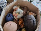une boîte en carton remplie d'objets hétéroclites sur une table