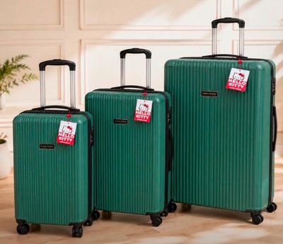 trois bagages posés sur un plancher en bois