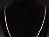 un collier à chaîne en or sur un mannequin mannequin mannequin mannequin mannequin mannequin mannequin mannequin mannequin mannequin