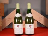 deux bouteilles de vin posées sur une table l'une à côté de l'autre