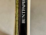 deux livres posés l'un sur l'autre sur une table