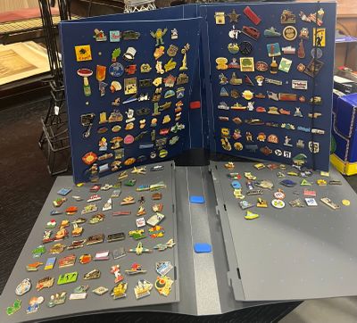 de nombreux pins et aimants exposés dans un magasin