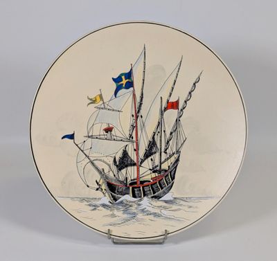 une assiette sur laquelle est représenté un bateau